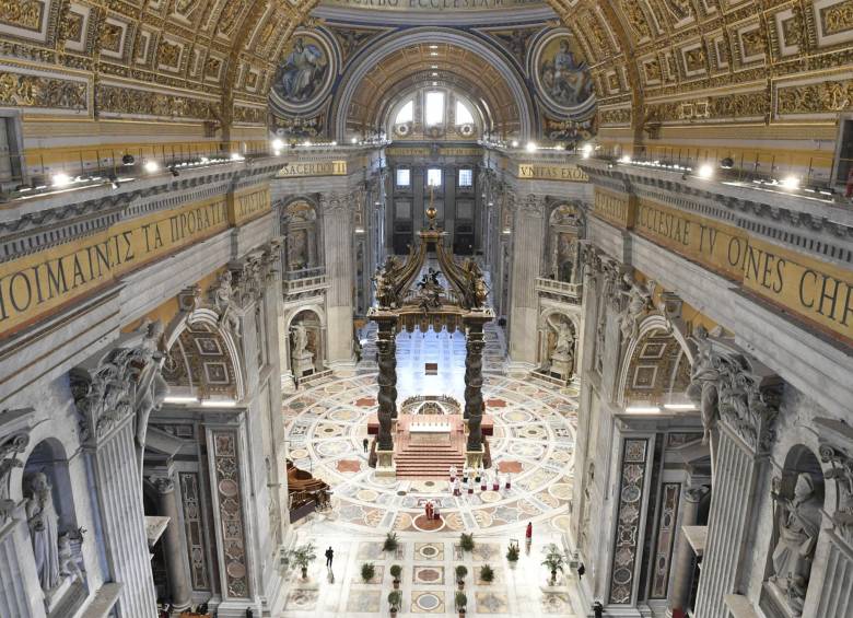 El papa bendijo los Ramos en una basílica vacía, salvo por un puñado de religiosos y religiosas, sentados cada uno en un banco. FOTO AFP