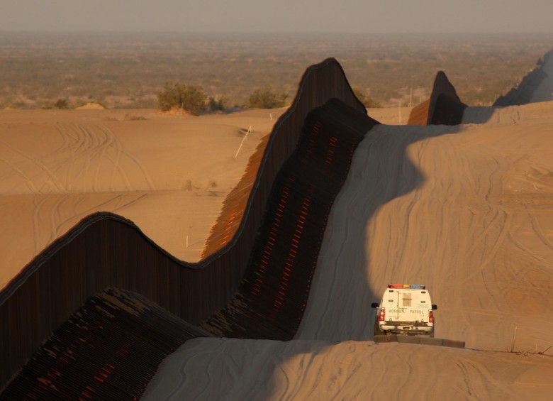 Esta es la valla que hoy separa a Estados Unidos de México y que fue construida en el gobierno de Bill Clinton. Lo que hará Trump es construir un muro a lo largo del corredor fronterizo. FOTO afp