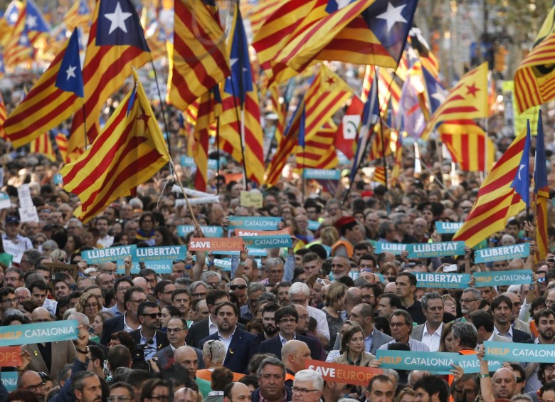El proceso de independencia de Cataluña ha estado marcado por multitudinarias marchas de apoyo en ciudades como Barcelona. FOTO ARCHIVO