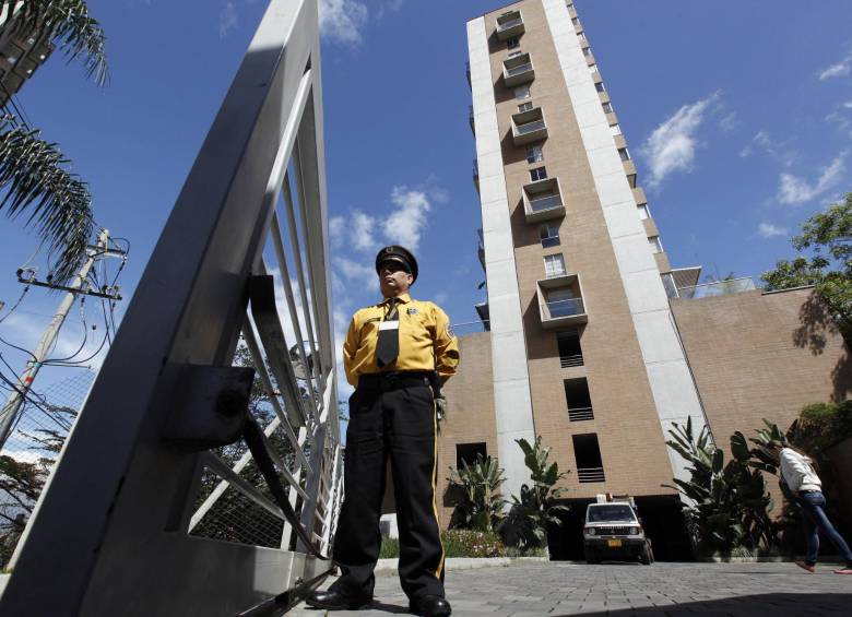 A pesar de no estar habitado, Continental Tower, en El Poblado, es custodiado por vigilantes privados. Un juez decidirá si CDO paga o afectados acogen la repotenciación. FOTO Manuel Saldarriaga
