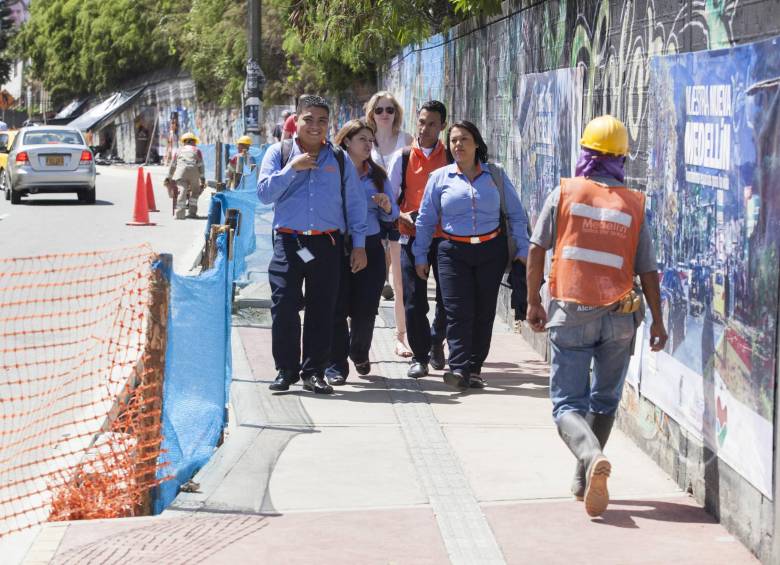 La intervención actual en los andenes de la calle 10 va tomando forma. FOTO edwin bustamante