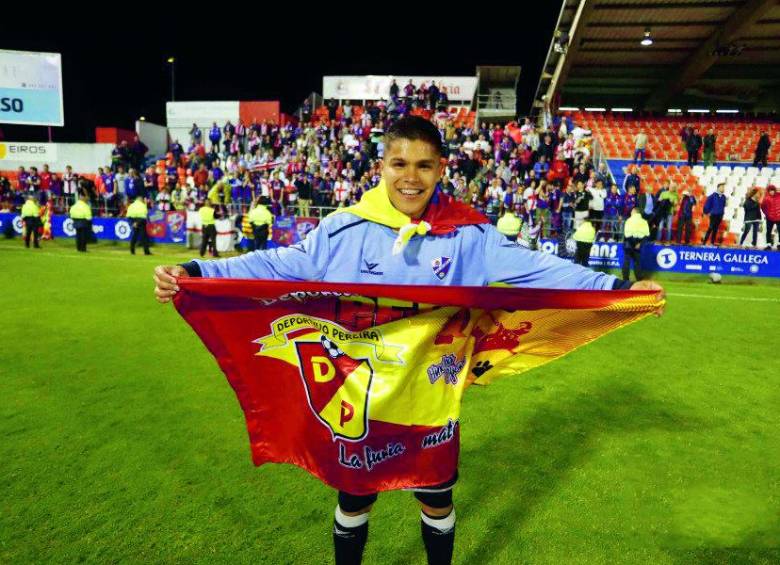 En la celebración del ascenso, el “Cucho” no se olvidó de sus raíces y recordó su primer equipo, Deportivo Pereira. FOTO Cortesía