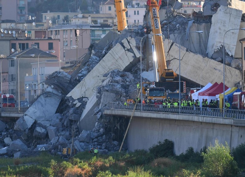 Aumenta la cifra de fallecidos por desplome de puente en Italia 