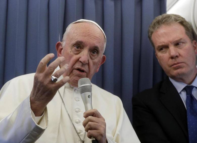 Papa Francisco durante su visita a Irlanda el pasado fin de semana, en la que fue cuestionado por los casos de abusos sexuales a menores de edad en la Iglesia Católica. FOTO: EFE
