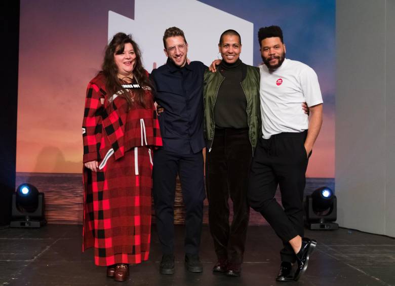 Los artistas británicos Tai Shani, Helen Cammock, el jordano Lawrence Abu Hamdan y el colombiano Óscar Murillo posan para una fotografía en luego de ser anunciados los ganadores del Premio Turner 2019. Foto: Efe