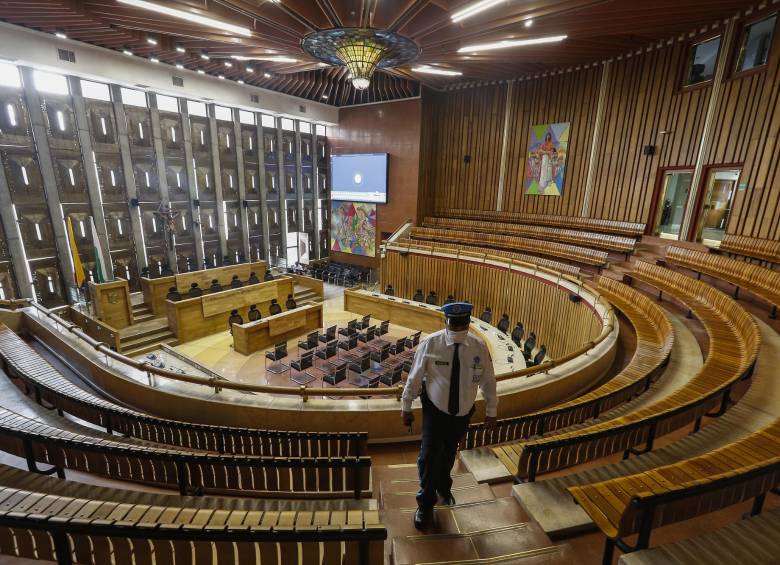 Aunque algunos diputados sesionaron de manera virtual, la mayoría hizo presencia en la corporación. Foto: Manuel Saldarriaga.