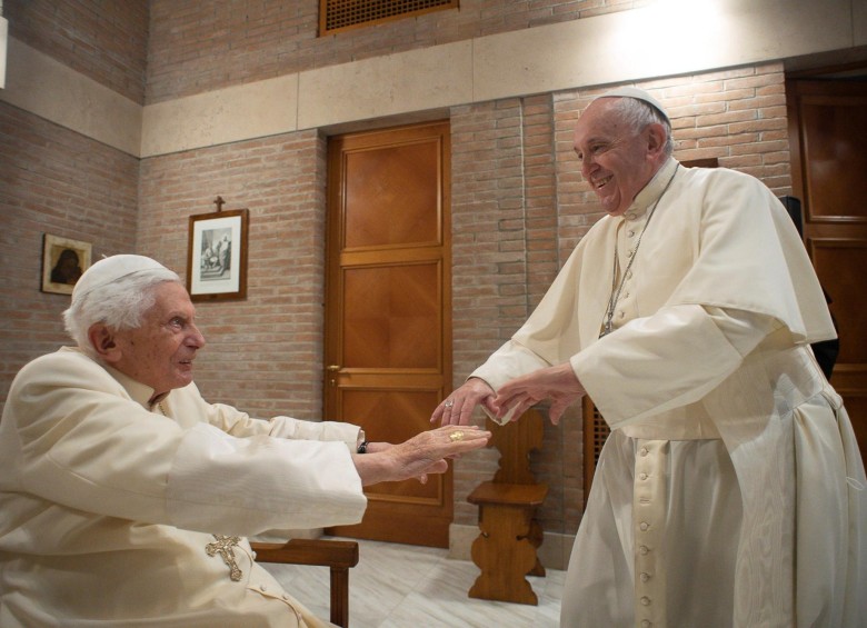 Papa emérito Benedicto XVI junto al papa Francisco. FOTO EFE
