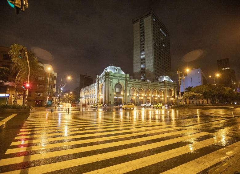 Medellín es, por ahora, el único municipio del Valle de Aburrá que implementará toque de queda en las festividades de Navidad y Año Nuevo. FOTO EDWIN BUSTAMANTE