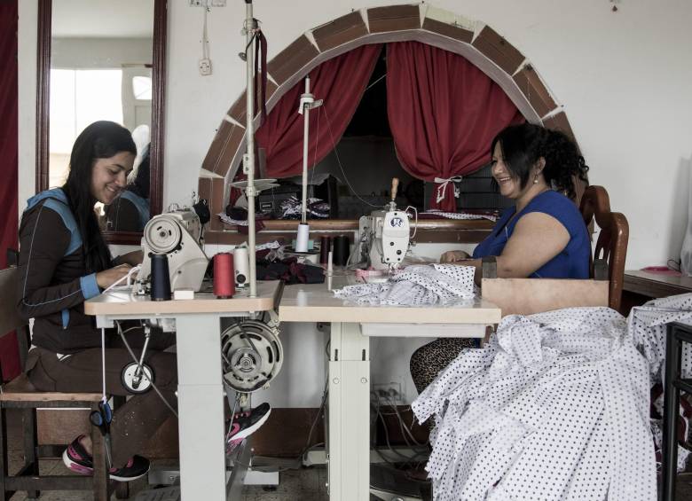 Juliet Higuita, izquierda, y Claudia Tangarife son trabajadoras del taller de Rosa Elvira Varela, en Manrique.