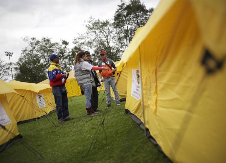 El pasado martes se inició el proceso de traslado de casi 300 migrantes venezolanos que se encontraban en el campamento informal el salitre al nuevo campamento provisional del Distrito, que funcionará hasta enero del 2019. FOTO COLPRENSA