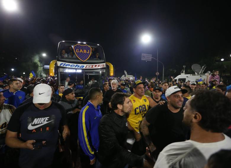 Hinchas de Boca despiden al plantel con impresionante banderazo