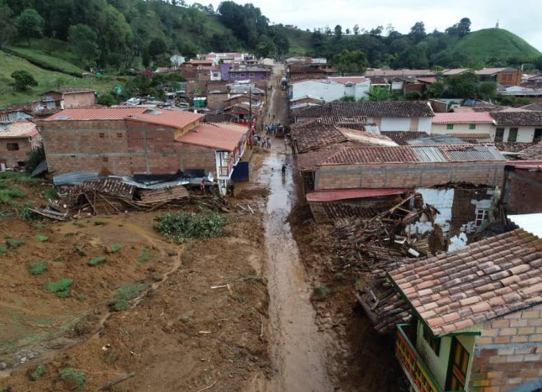 En las calles de Jericó permanece el lodo por la emergencia. FOTO JUAN DAVID ÚSUGA
