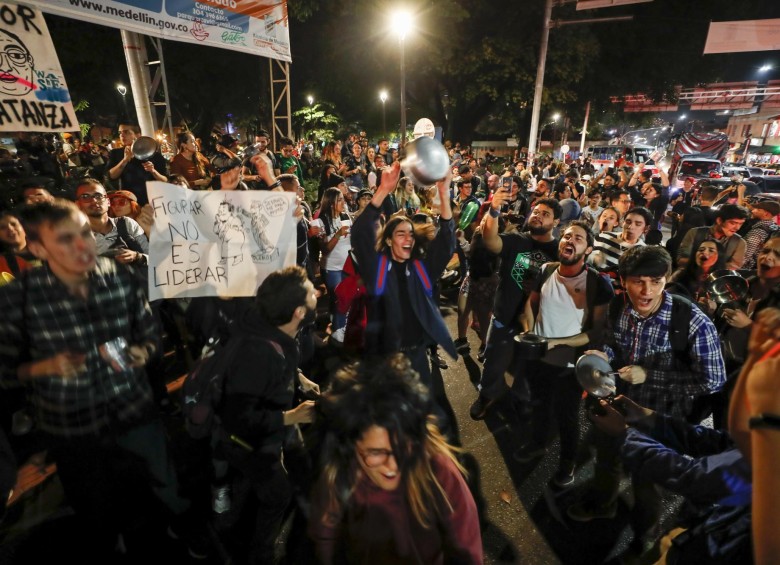 La manifestación con cacerolas en el Parque de El Poblado anoche inició a las 6 pm. FOTO Esteban Vanegas