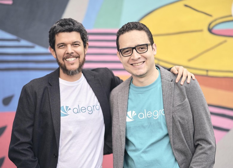 Jorge Soto, CEO, y Santiago Villegas, director de tecnología, fundadores de la empresa que logró el primer cierre de financiación de la Bolsa de Valores de Colombia. FOTO cortesía alegra