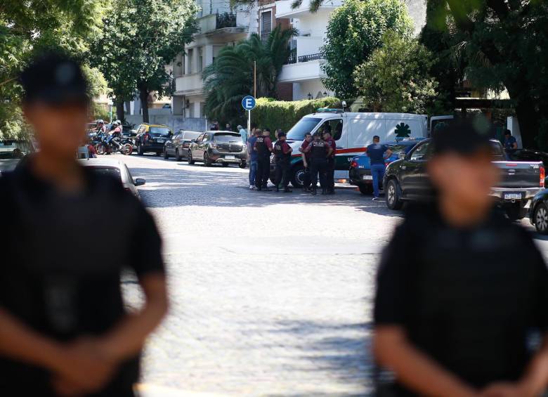 Policía custodia la casa del fallecido juez Claudio Bonadío. FOTO: EFE