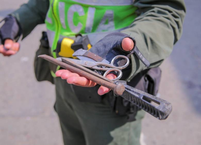 Estas son algunas de las armas artesanales que la Policía decomisó durante las requisas en el Bronx, en pleno centro de Medellín. FOTO: cortesía de la Alcaldía. 