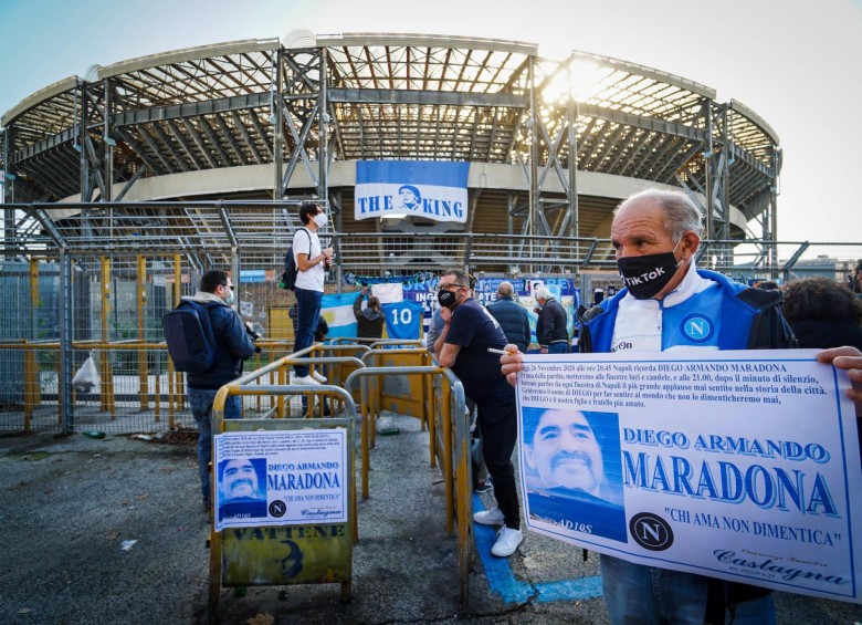 Los alrededores del estadio San Paolo han estado atiborrados de hinchas que recuerdan a Maradona. FOTO EFE
