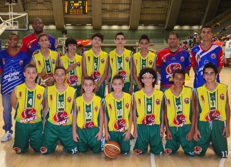 Inder Medellín, con Joseph Martínez (segundo jugador de izquierda a derecha) es animador del Ponybásquet. FOTO cortesía Liga