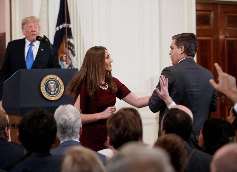La Casa Blanca retira credencial a periodista que confrontó a Trump