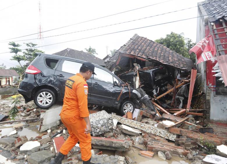 Un rescatista recorre el lugar de la tragedia, luego de que un tsunami arrasara varios territorios de Indonesia. FOTOS: agencias EFE y AFP.