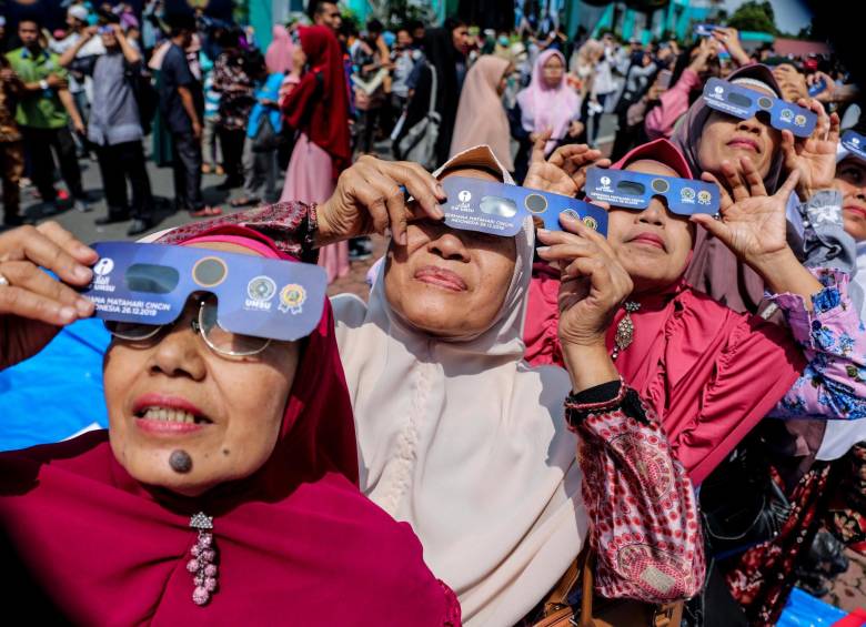 En Indonesia, cientos de personas se concentraron cerca al planetario de Yakarta con protección para poder ver el eclipse. FOTO EFE