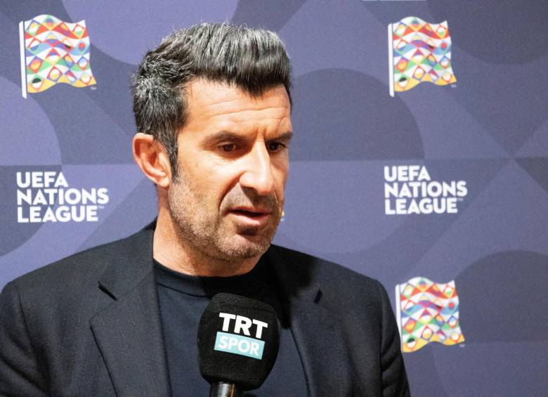 El exjugador del Real Madrid y del Barcelona, Luis Figo atiende este martes a los medios en el 44 Congreso de la Uefa en Ámsterdam, donde se sorteó la Liga de Naciones. Foto EFE