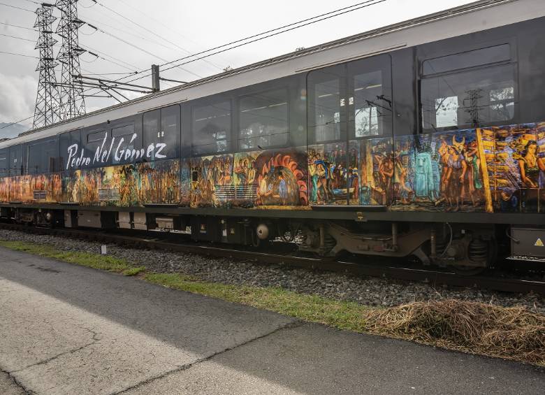 La firma del artista acompaña una reproducción del mural “Historia del desarrollo económico e industrial del departamento de Antioquia”, ubicado en los bajos de la estación Parque Berrío. Foto: Cortesía Metro 