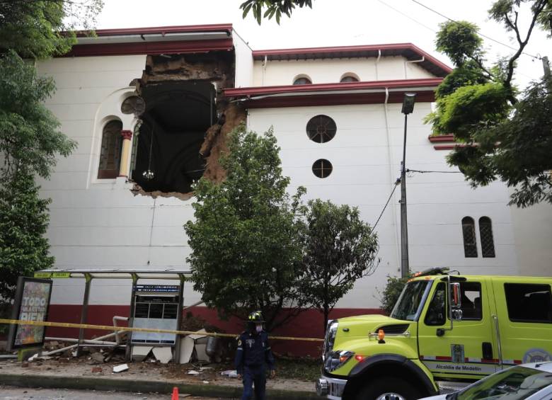 Muro de la Parroquia de La América colapsó por humedad 