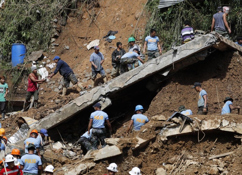 Rescates en una mina en Filipinas sepultada por el tifón Mangkhut. FOTO: EFE