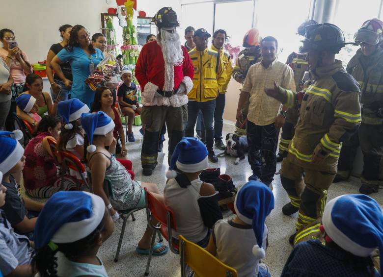 Papá Noel bombero visitó camilla de los más pequeños en el San Vicente
