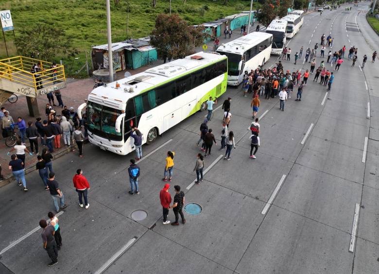 Foto tomada el pasado 28 de abril. Venezolanos intentan salir de Bogotá, con rumbo a Cúcuta, tras la emergencia de la covid-19. FOTO COLPRENSA