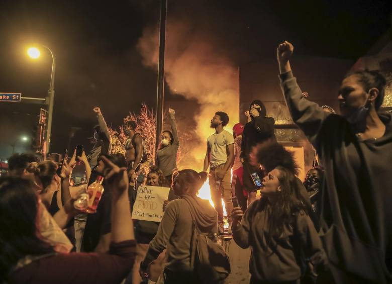 El puño levantado volvió a ser el icono del alzamiento en contra de la discriminación. FOTO EFE