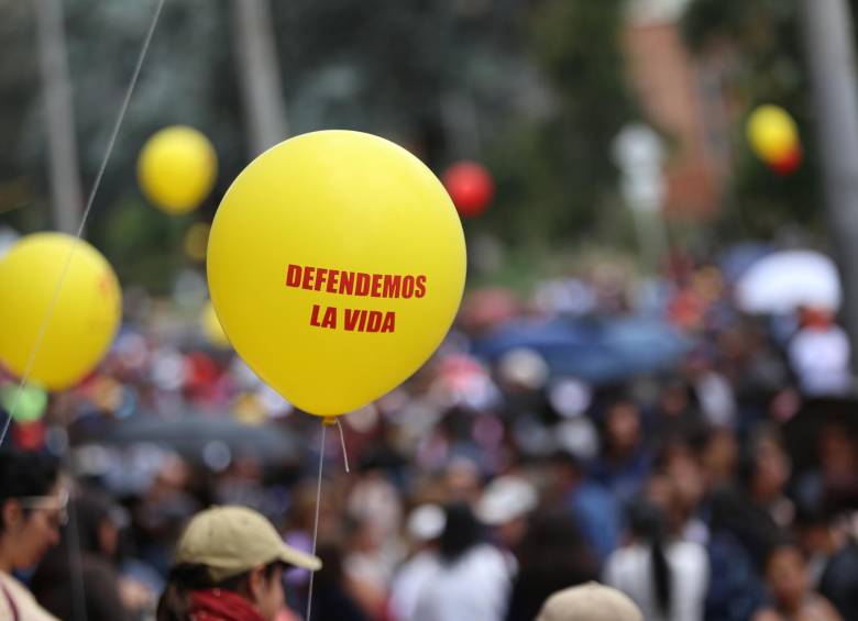 “Respeto por nuestras vidas. Una corona mortuoria, rosarios y velones con cinta negra contra todos los ejecutivos de Fecode y presidente de la CUT, llegaron a mi residencia el día de hoy a las 10:30”, aseguró Rivas. Foto: Colprensa