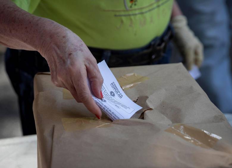 Un nombre deposita su voto en la consulta popular impulsada por el líder opositor venezolano Juan Guaidó hoy, en Caracas (Venezuela). Foto: EFE