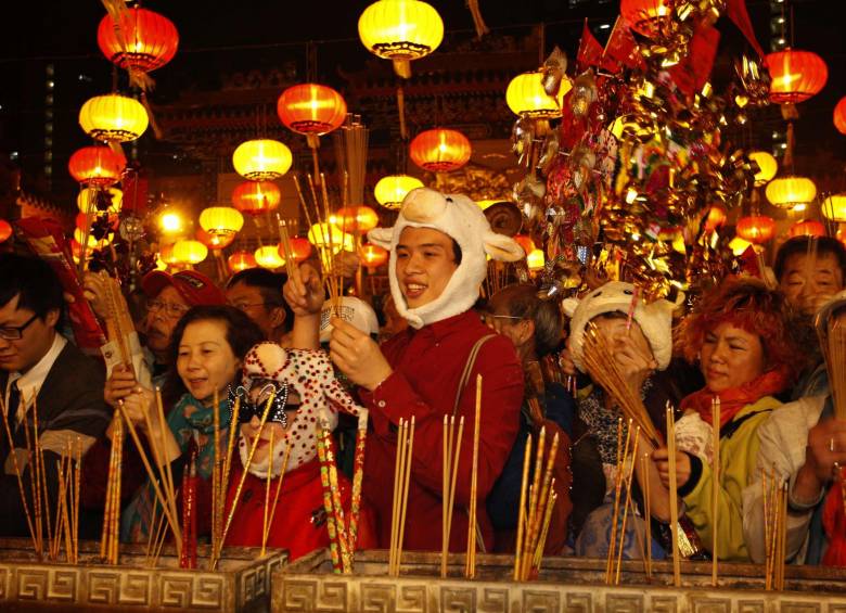 Ataviados con gorras de ovejas, las personas hacen sus primeras ofrendas dentro del templo de Wong Tai Sin, uno de los más concurridos de Hong Kong, momentos antes del Año Nuevo Lunar que el 19 de febrero recibirá el Año de la Cabra o de la Oveja. FOTO REUTERS
