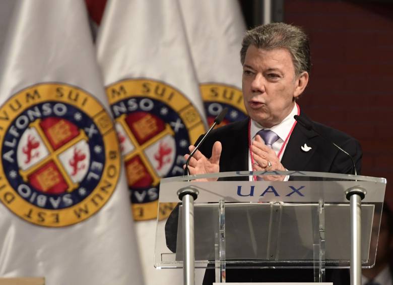 El presidente Juan Manuel Santos fue galardonado con un doctorado honoris causa por la Universidad Alfonso X El Sabio. FOTO AFP