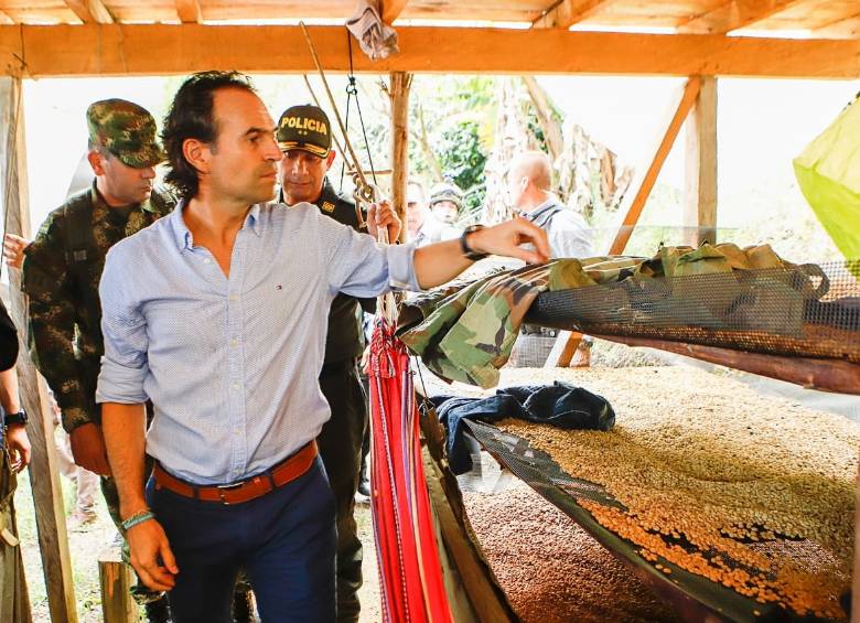 En el cambuche tenían improvisado un secadero de café como fachada. FOTO CORTESÍA SECRETARÍA DE SEGURIDAD