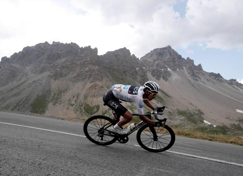 En el descenso por el Galibier, Bernal mostró pericia, esa que adquirió en el ciclomontañismo. 