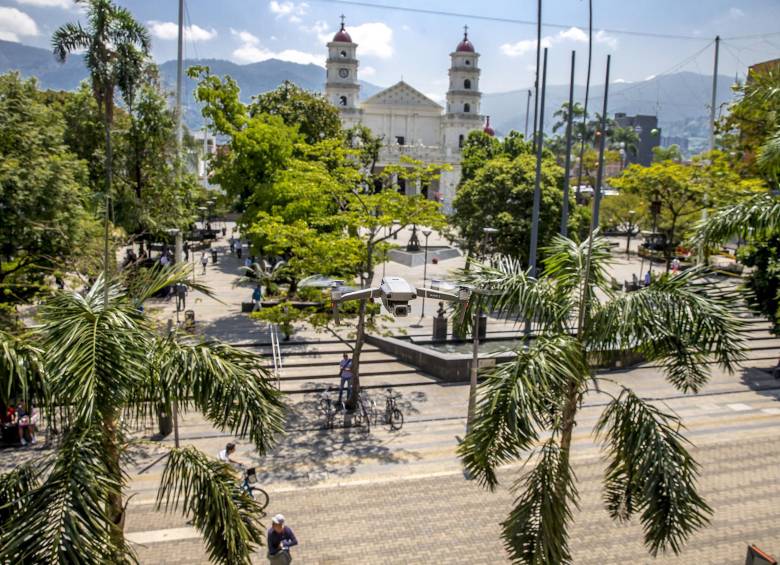 Aclaran desde Envigado que no se habilitarán escenarios deportivos por lo que el deporte al aire libre será para caminar, trotar o practicar ciclismo. En la imagen el parque de Envigado. Foto Juan Antonio Sánchez Ocampo