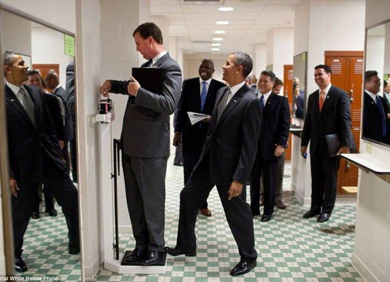 Conocido por su carácter bromista, Souza captó al presidente jugándole una broma a su asesor Marvin Nicholson en Texas. FOTO Official White House Photo