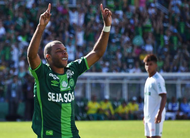 Chapecoense empató a dos goles con Palmeiras. El primer gol lo anotó un canterano del equipo verde. FOTO AFP
