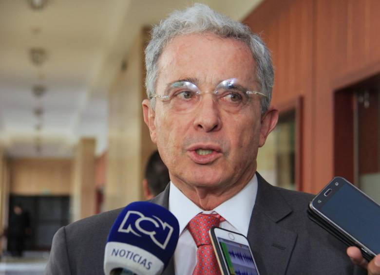 El expresidente Uribe sería investigado por el caso de las chuzadas del DAS a jueces, periodistas y opositores, durante su gobierno. FOTO COLPRENSA