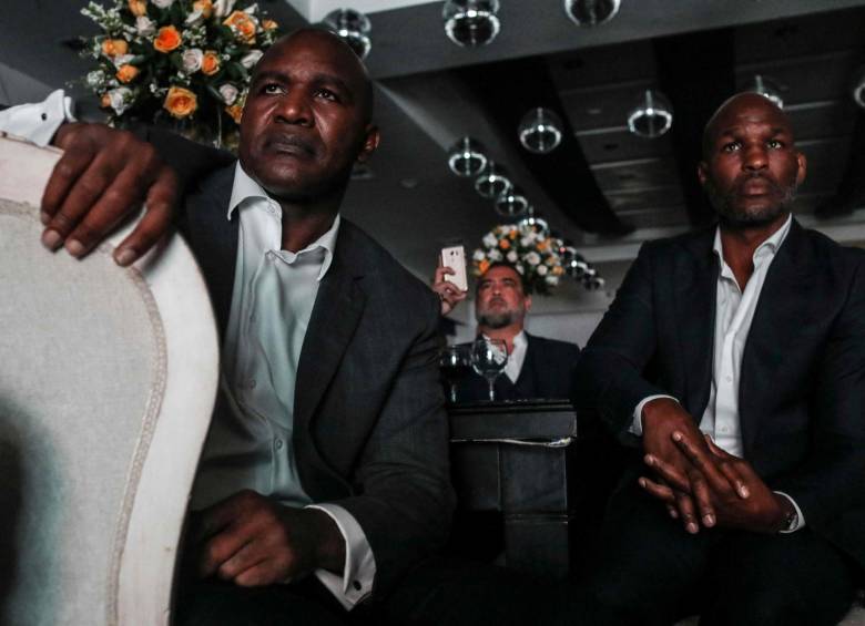 Evander Holyfield (izquierda), junto a Bernard Hopkins, durante la Convención Mundial de Boxeo que culmina hoy en Medellín. FOTO afp 