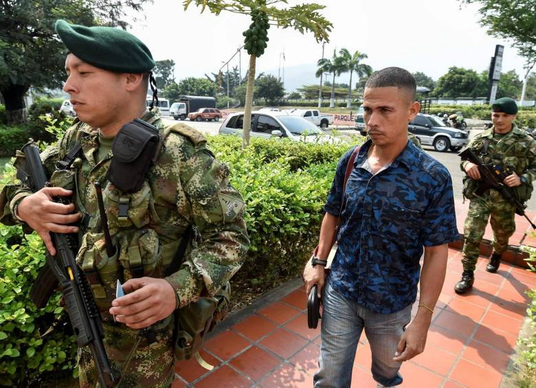 Soldados colombianos acompañan a un integrante de la Guardia Nacional Bolivariana que desertó en Cucutá. FOTO AFP