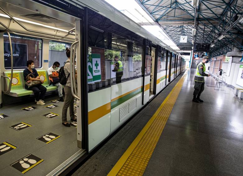 El Metro reitera el uso de mascarilla durante todo el viaje y la disposición al silencio en sus desplazamientos. Foto: Jaime Pérez Munévar