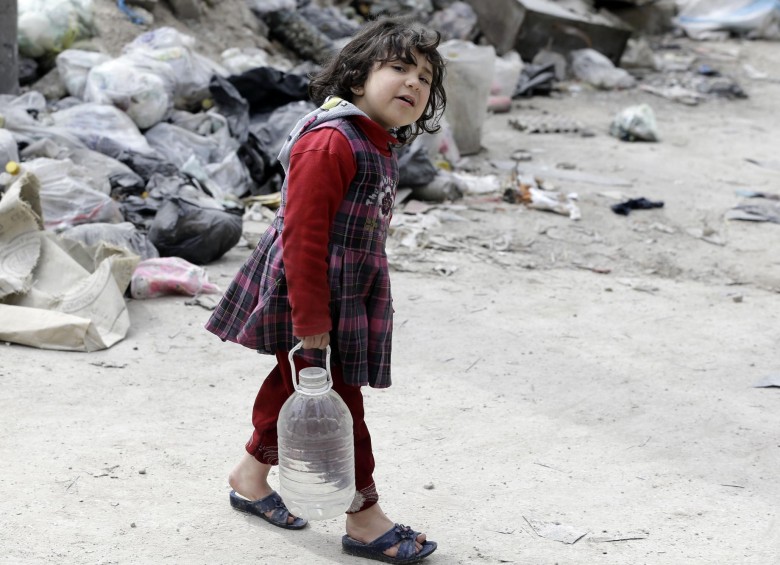 Según Unicef, 280.000 niños viven en sectores asediados por la guerra en Siria. FOTO AFP