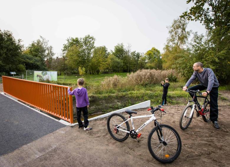 Por el momento, el puente solo está disponible para el paso de bicicletas. Fotos: AFP 