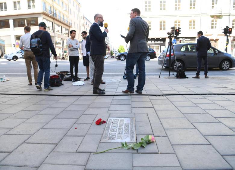 Flores sobre el sitio donde el ex primer ministro de Suecia, Olof Palme, fue asesinado en Sveavagen en Estocolmo, Suecia. FOTO EFE