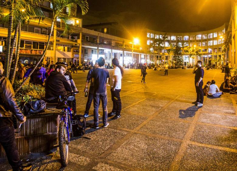 La vida nocturna y la confluencia de tribus urbanas en la plazoleta de la Nueva Villa de Aburrá, en Medellín, fue reseñada por la revista británica Time Out. FOTO CARLOS VELÁSQUEZ