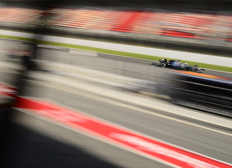 El pilotofFinlandés de Mercedes, Valtteri Bottas, participa en las pruebas para la nueva temporada del Gran Premio de Fórmula Uno en el circuito de Cataluña. Foto: AFP